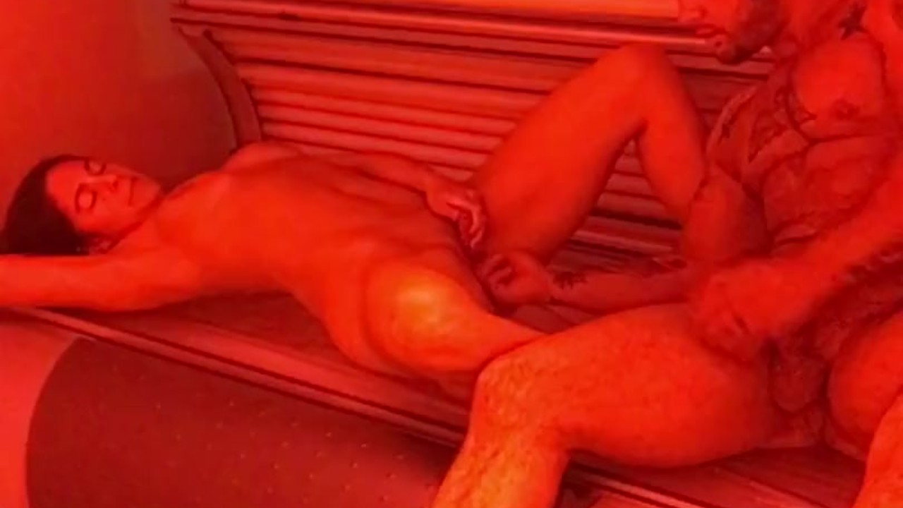 Pussy eating and sexy fuck in tanning bed!