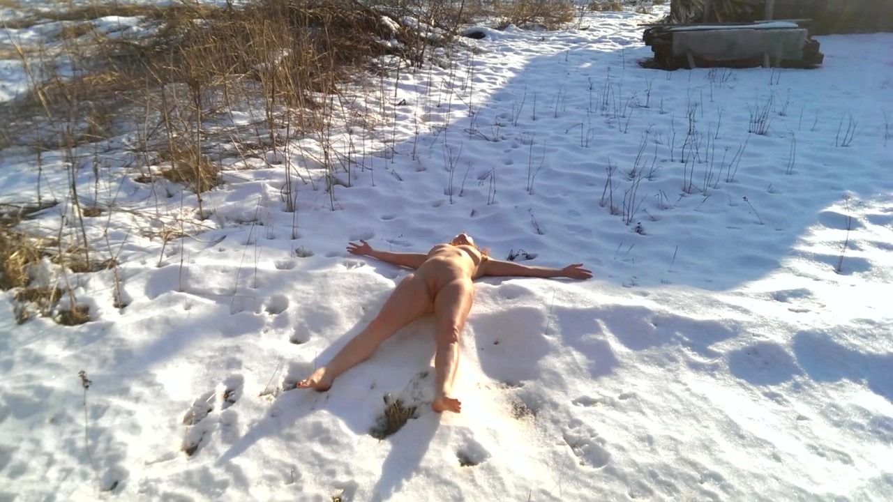 Sexwife Marta in the Russian bath. Hot body on hot snow. The heat of flesh