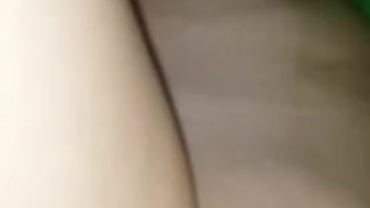 Amateur close up- cock rubbing dirty house wife&apos;s tight wet pussy and clit