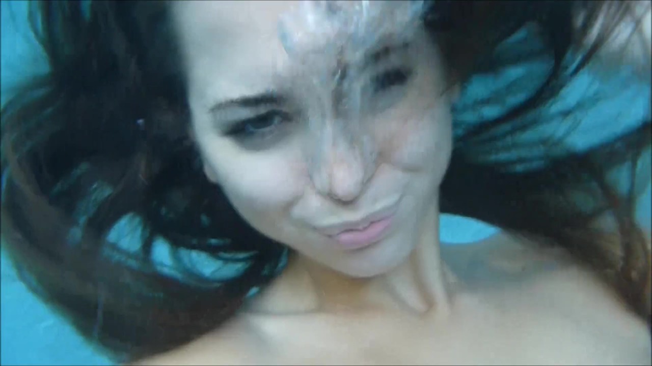 Riley Reid goes swimming nude