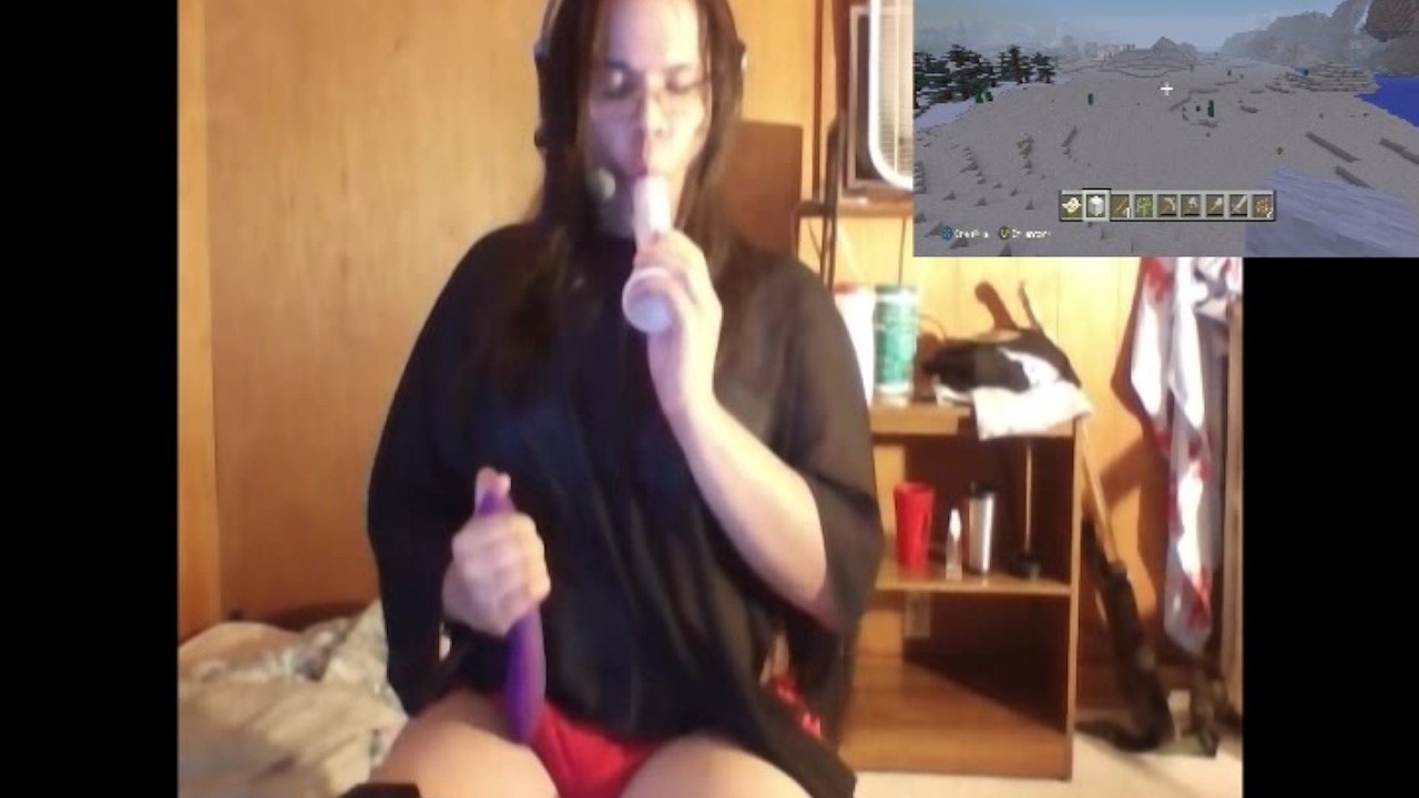 Girl plays with dildo on  cam while playing minecaft