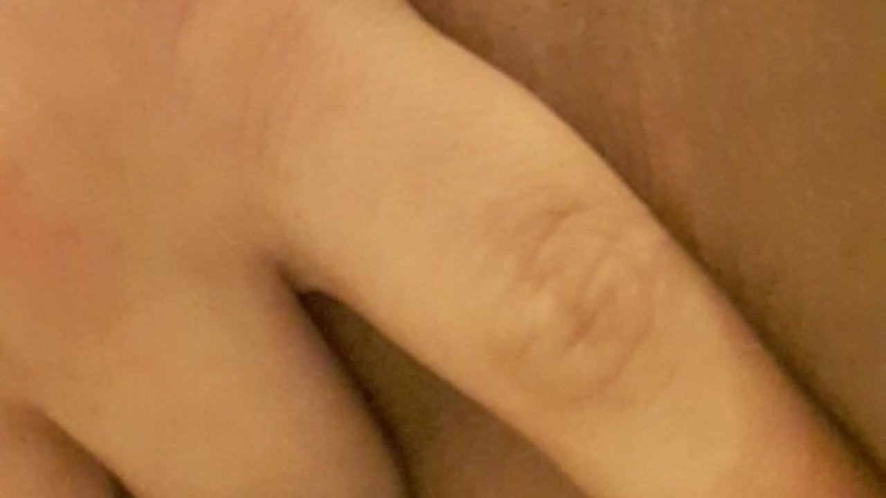 Pretty pussy cums after being rubbed