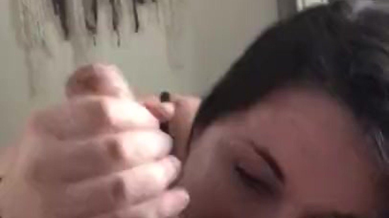 White girl giving good head and wants all the cum on her face
