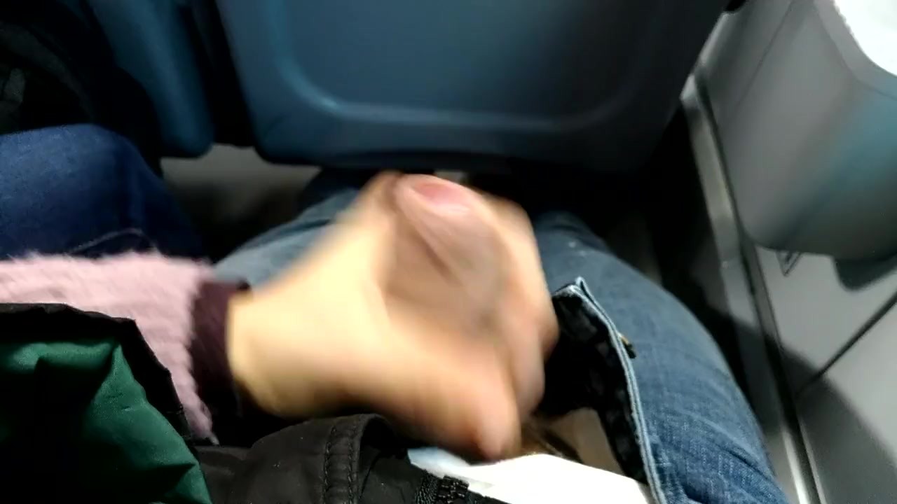 Studentessa sega uno sconosciuto sul treno per farsi sborrare in bocca