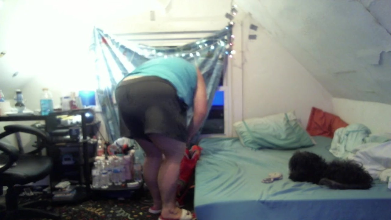 buttcrack cleaning up - shorts are too big