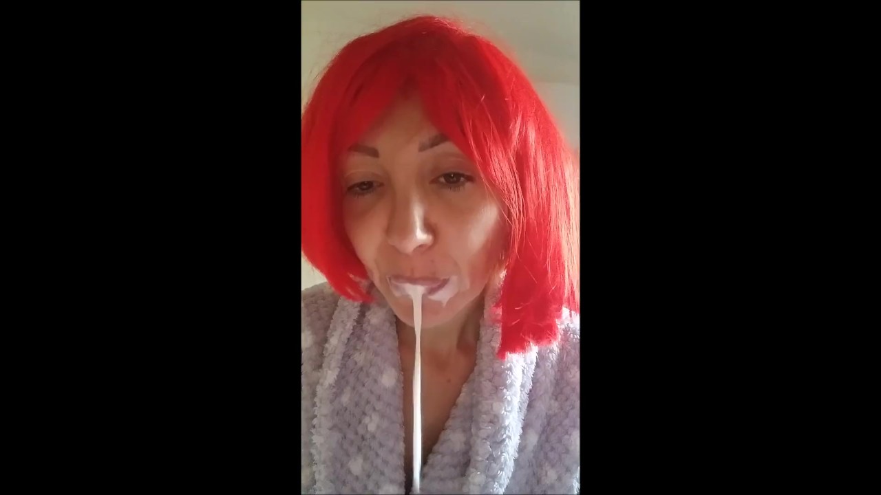 sexy ragazza si lava i denti