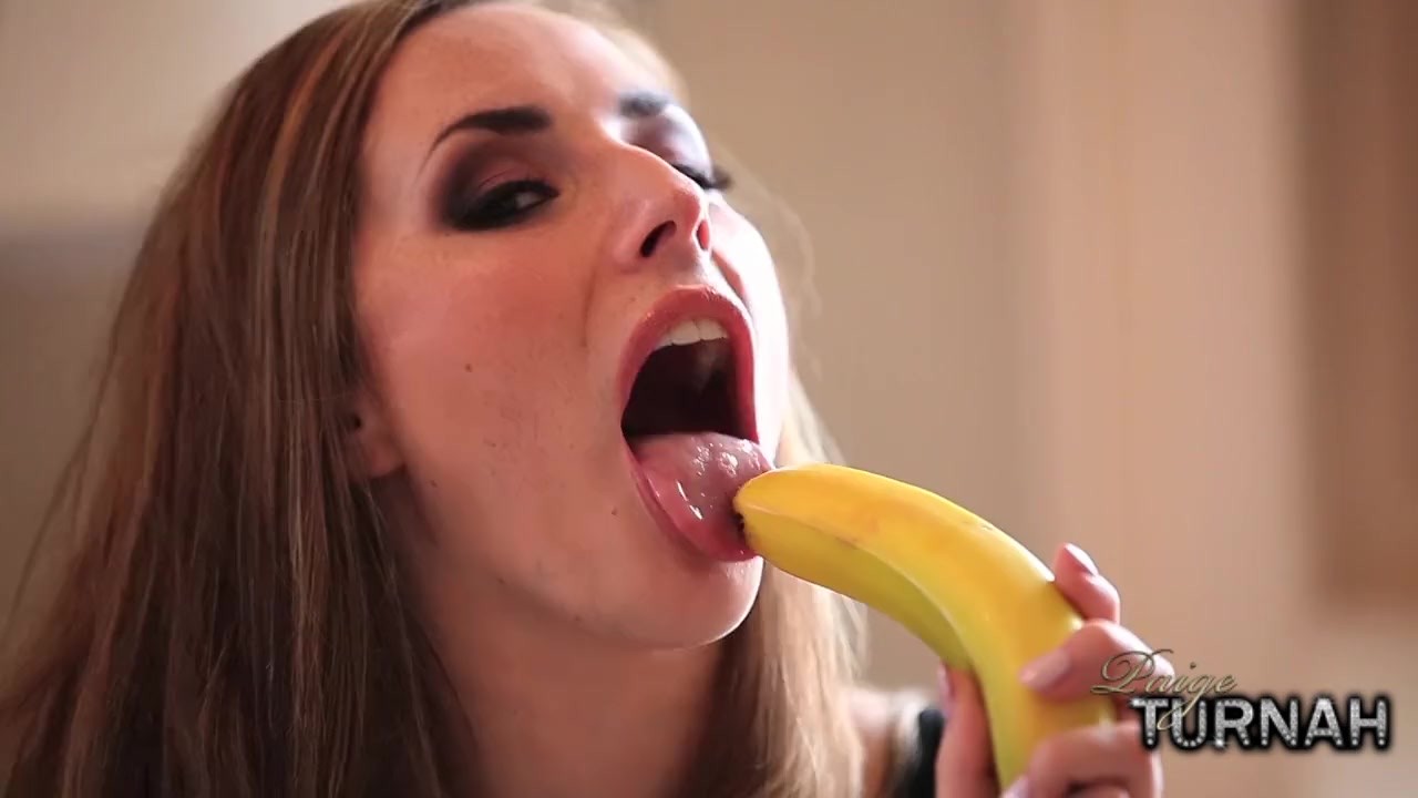 Naughty Paige Turnah Banana Dildo Pussy Fuck