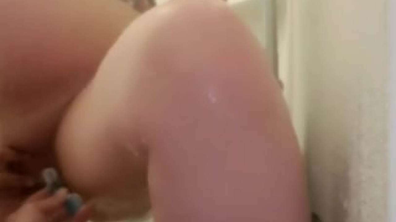 Boyfriend shave 9 month pregnant pussy