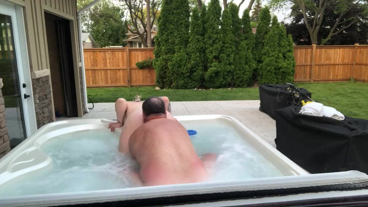 girl Gets Best Oral Sex From Dad’s Best Friend In Hot Tub