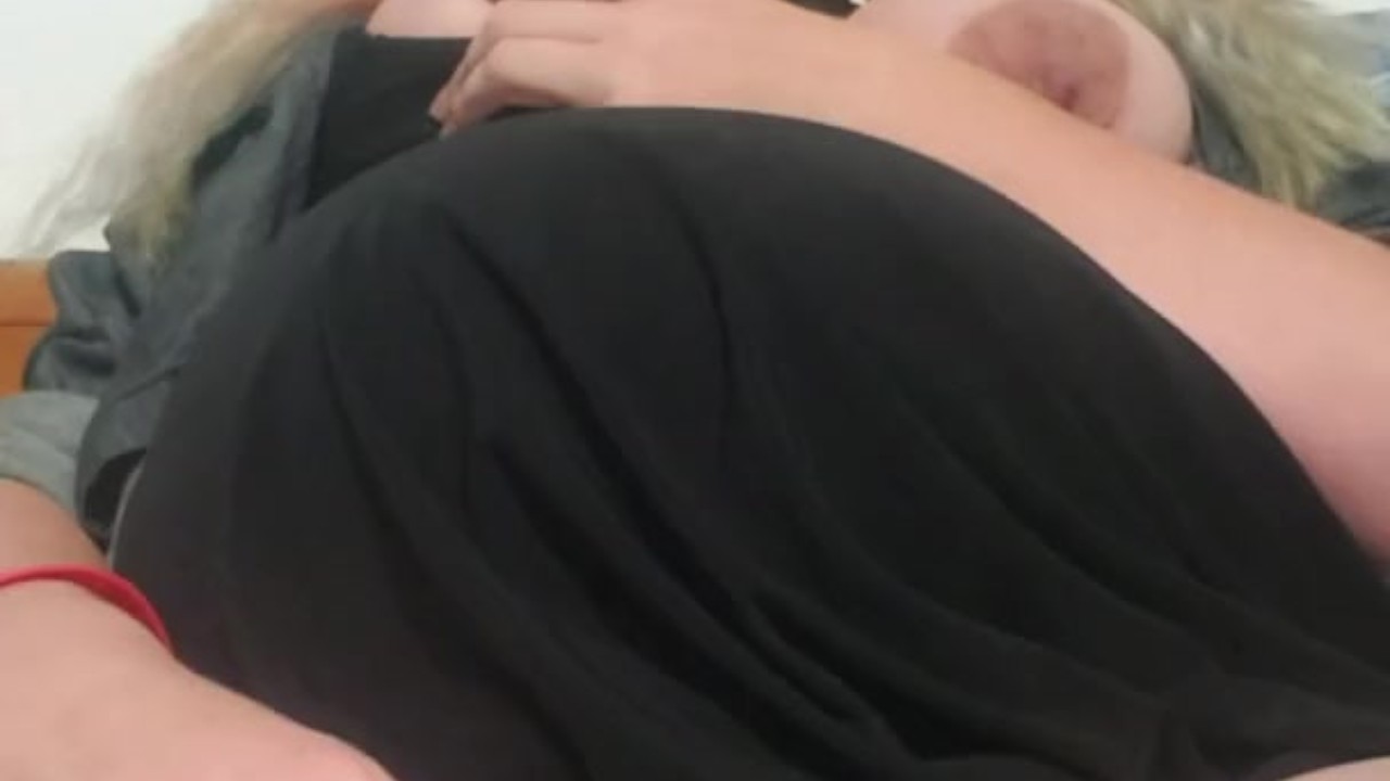 Solo pregnant female cumming
