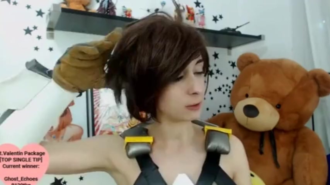 Tracer masturbating