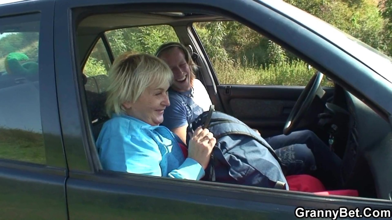hitchhiking hot blonde granny picked up and doggy-fucked roadside