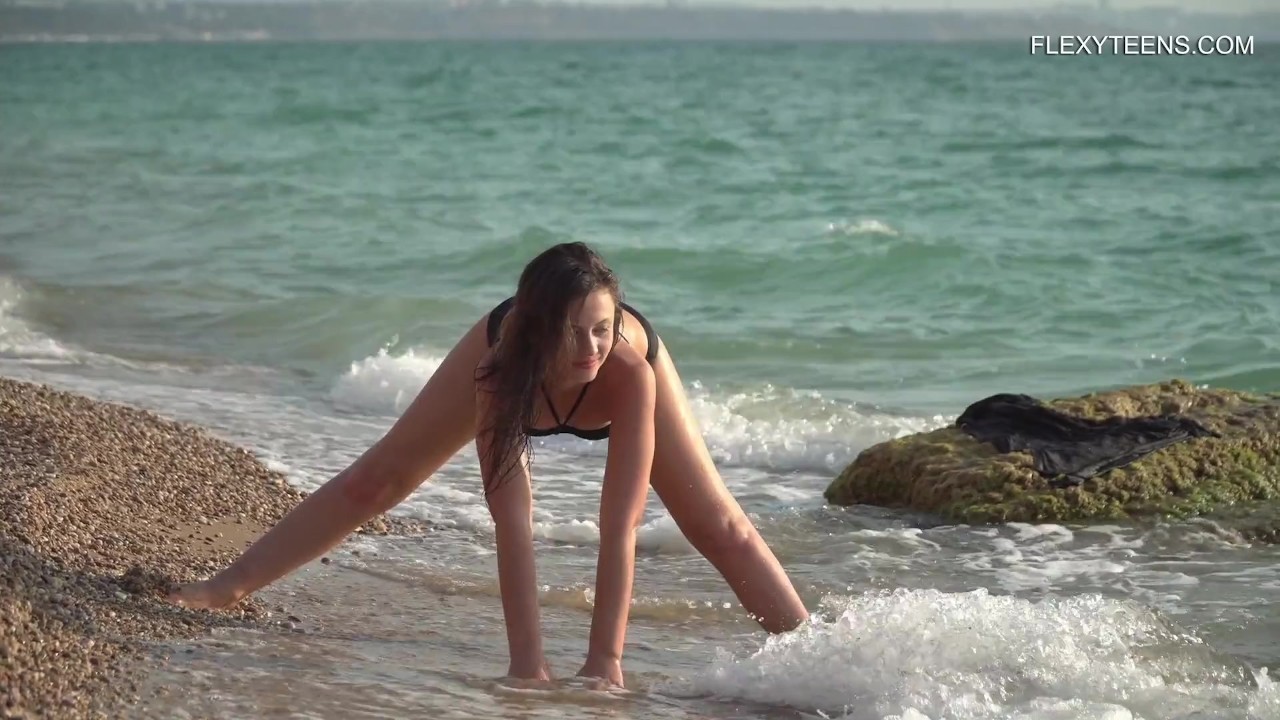 Hot Russian gymnast naked splits in water