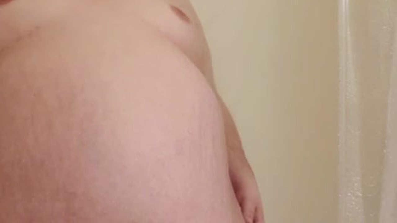 Superchub takes shower on cam first time