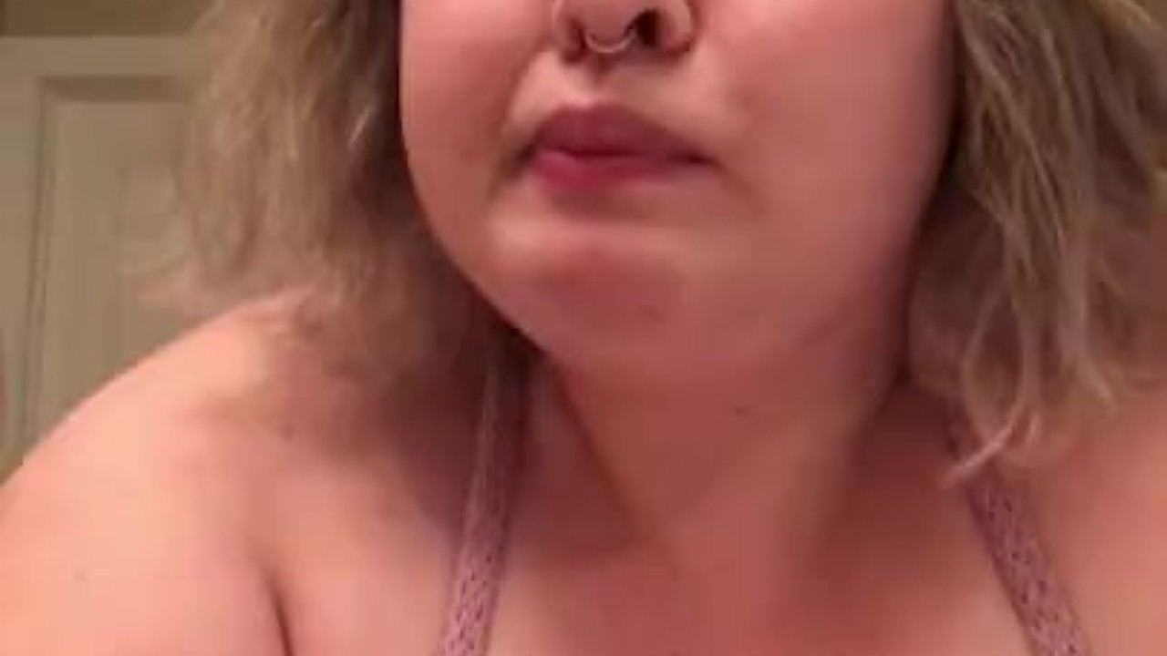 CURVY BBW IS HUNGRY SO SHE CHOWS DOWN ON ICE CREAM