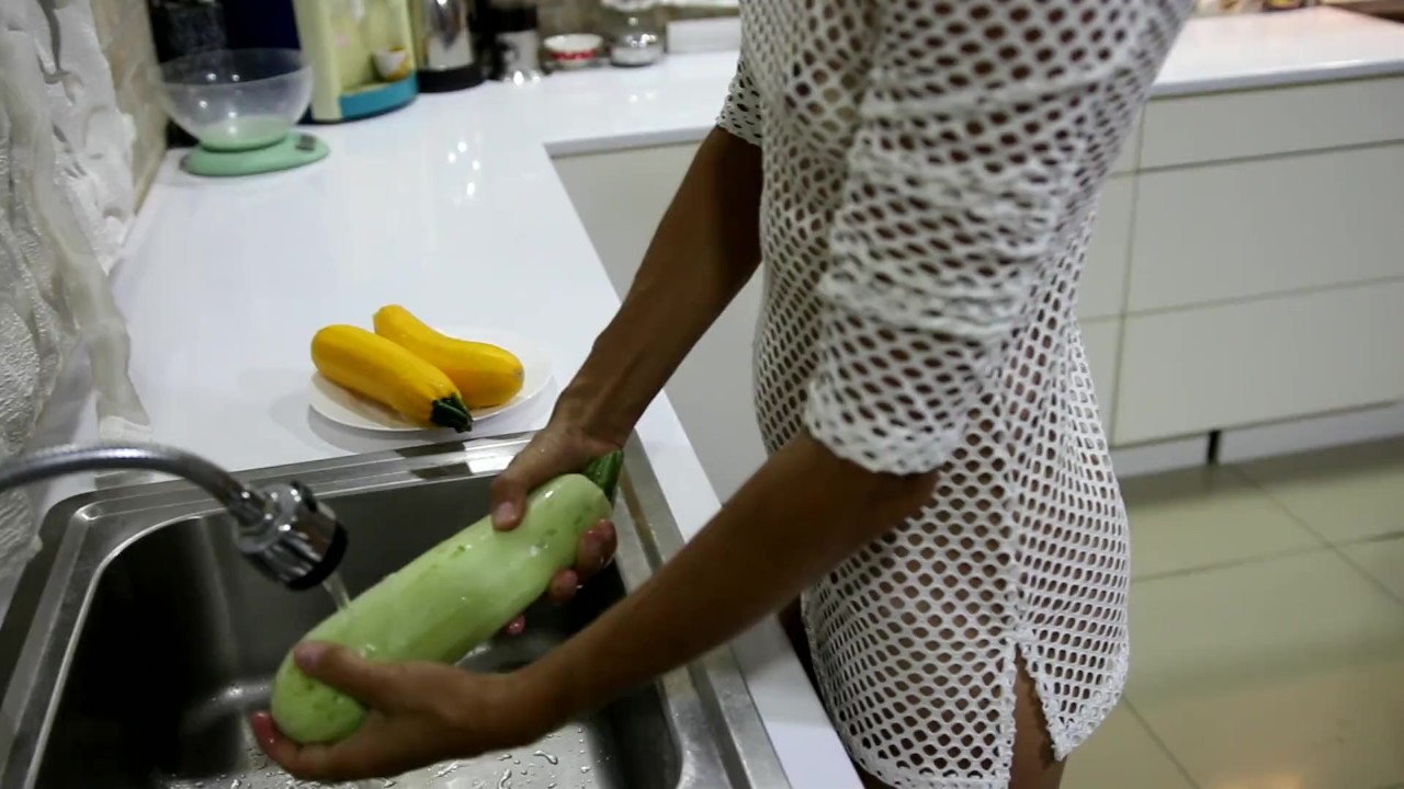 Быстрый секс с домохозяйкой в сексуальном платье во время приготовления печеных кабачков