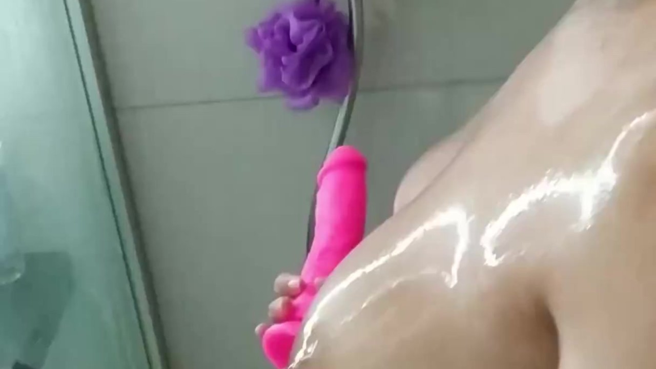 Se pone cachonda en la ducha de un hotel con su juguete y termina mamandola