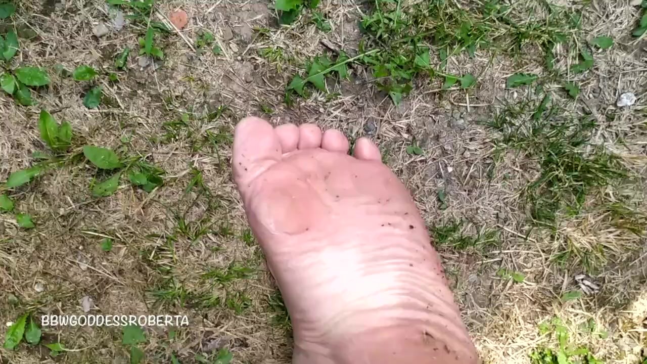 Cammino a piedi nudi nell&apos;erba in pubblico e ti mostro le mie piante dei piedi sporche