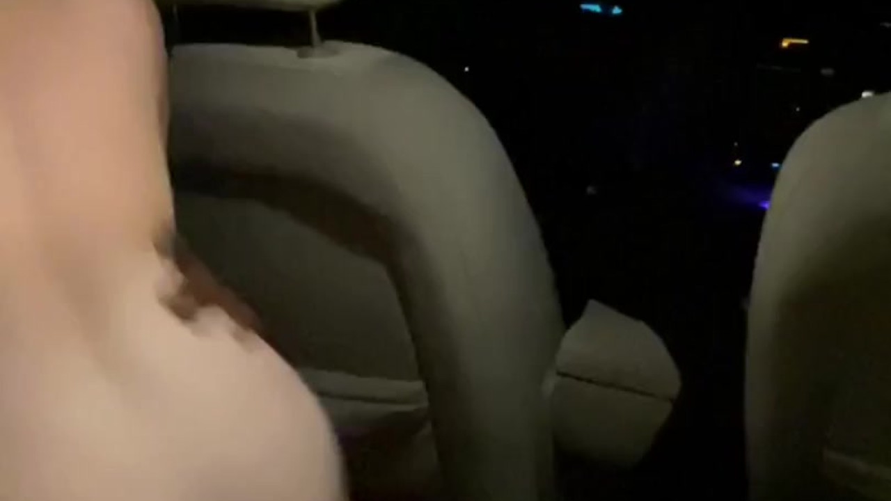 Sexy juicy booty girlfriend gets fucked in the car