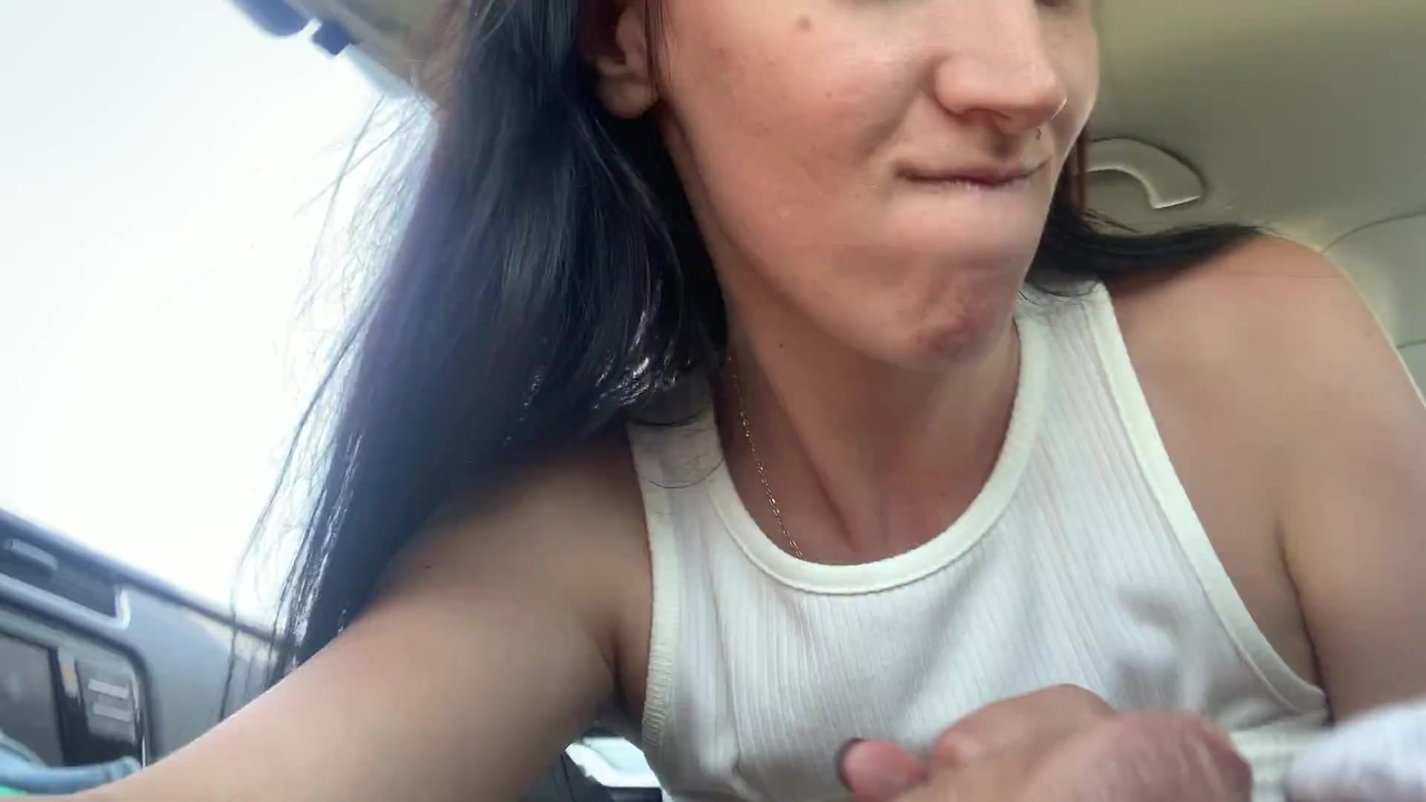 Hot brunette sucked the driver&apos;s cock in the car ,and he finished it in her mouth