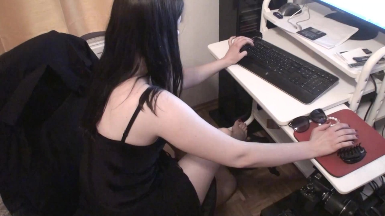 her privat foot slave have to worship her feet under the desk the whole day
