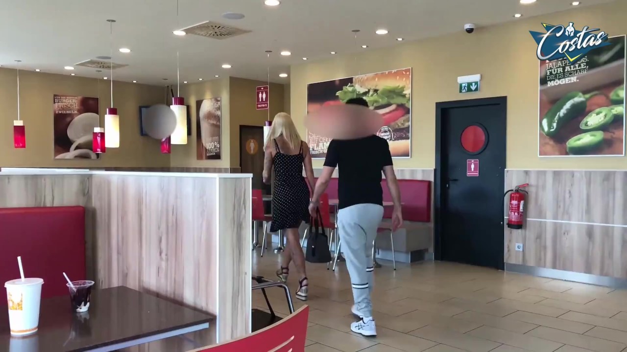Extrem Public... Vor Leuten im Burger King blondes Luder gefickt