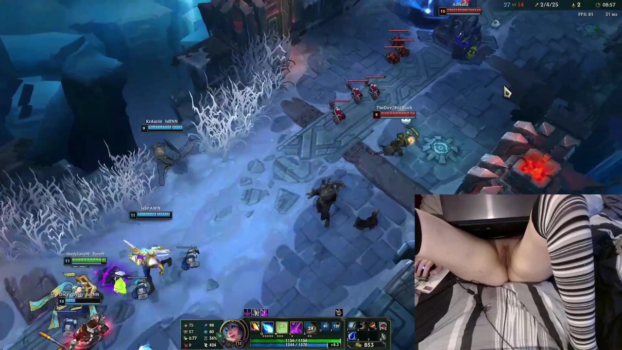 I&apos;M BACK! Gamer Girl playing naked in bed League of Legends #20 Luna