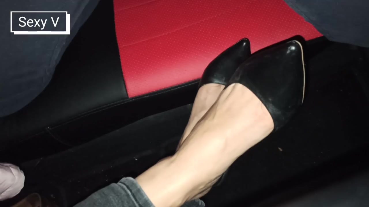 Jerked off on her feet in shoes
