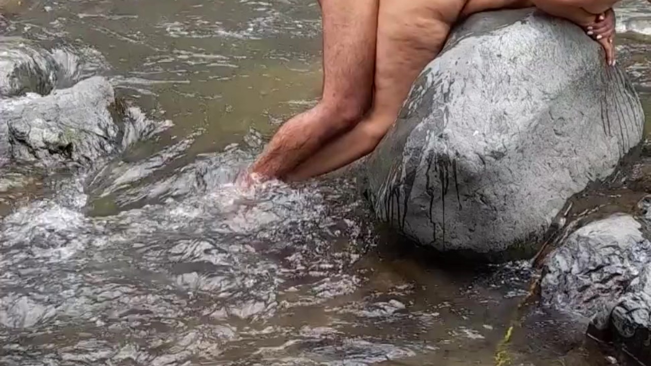 follando en el rio