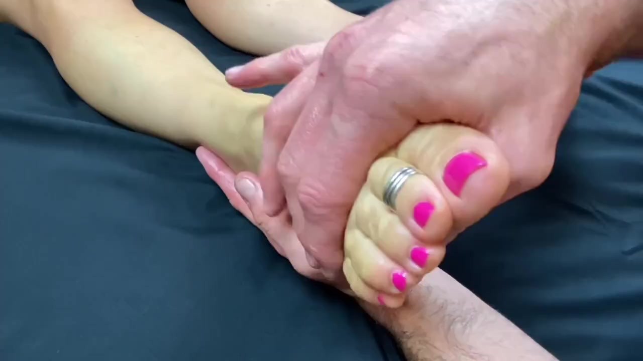 NUDE BODY OILED FOOT MASSAGE