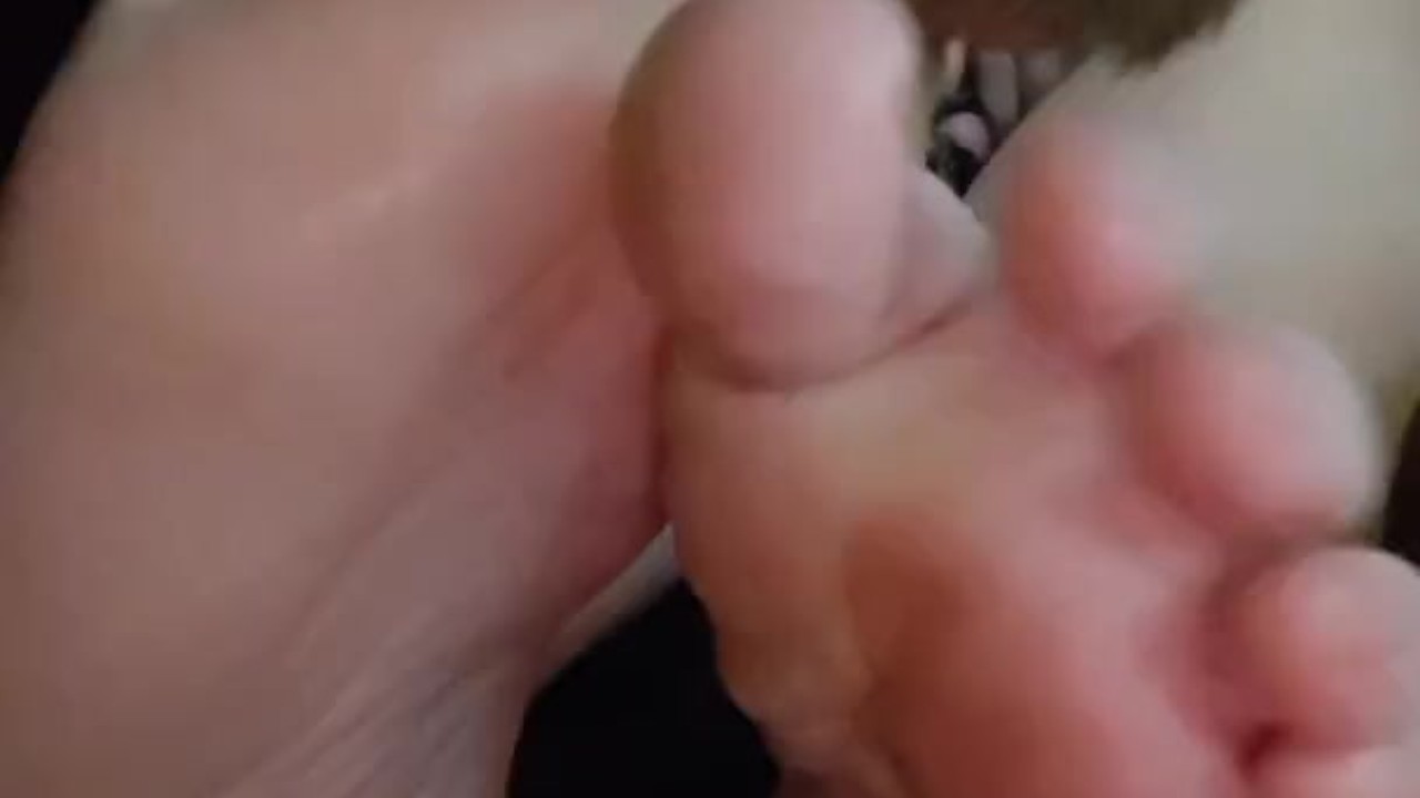 Sexy milf has her toes sucked