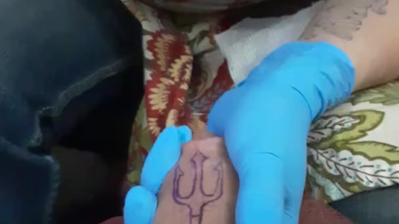 She tattooing my cock, so meet TattwoD