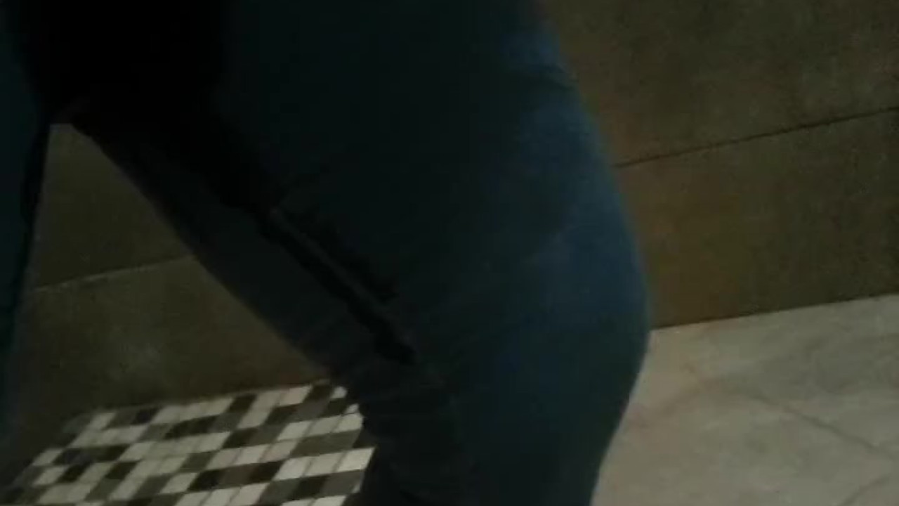 Bbw pissing in her jeans and squeezing it in her mouth