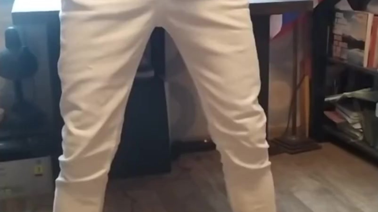 парень дрочит в белых джинсах