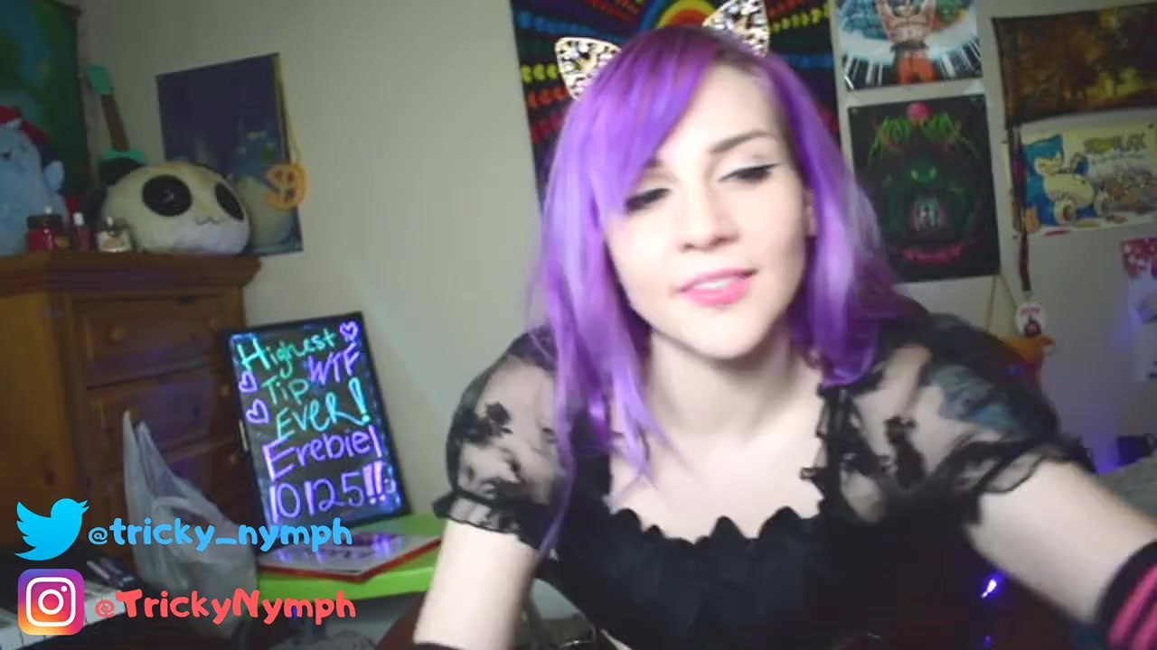 Cute Emo Camgirl Fingers Her Pussy And Twerks For You