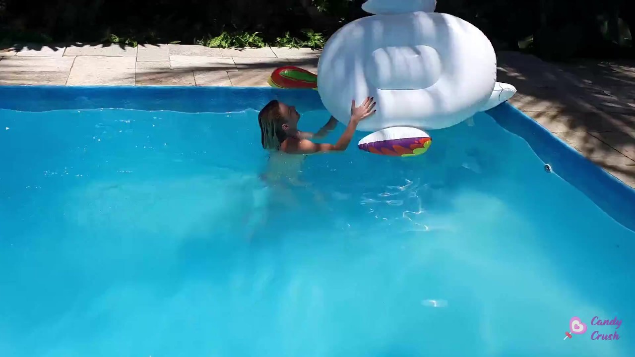 A Candy tirando uma panca na piscina