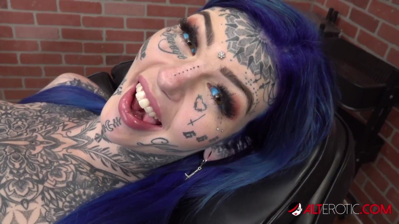 Busty inked up hottie Amber Luke is in the shop for a new tattoo