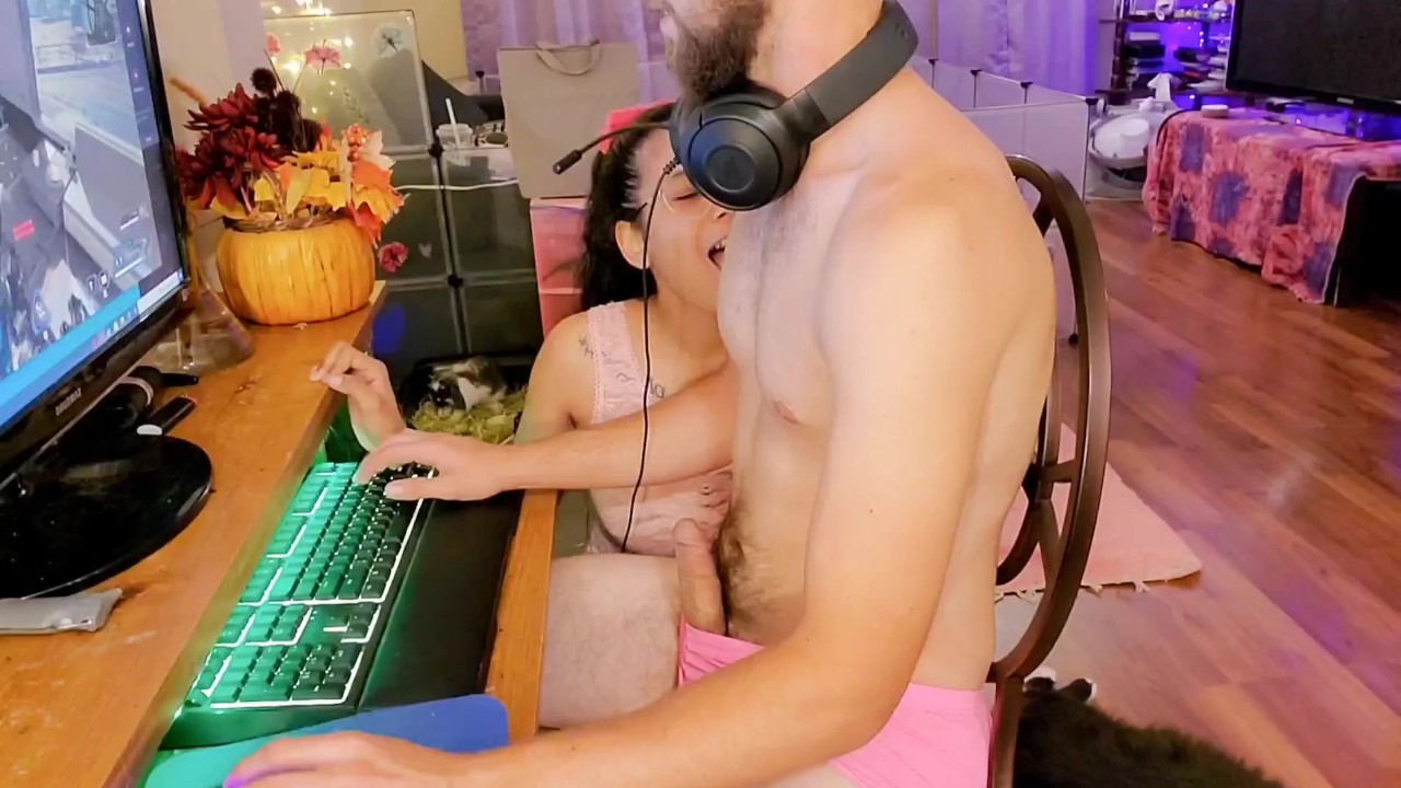 Begging To Be Fucked While He Plays Video Games♡ Real Amateur Couple