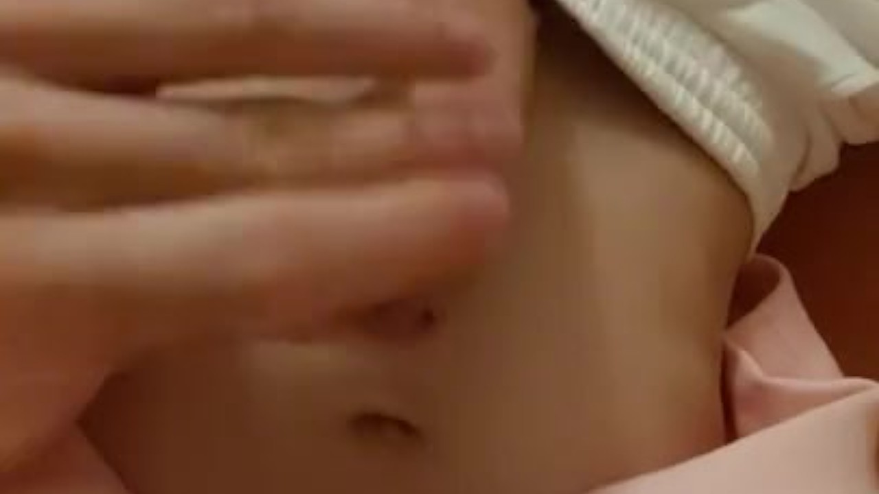  Nadržený 18-letý chlapec po probuzení masturbuje v růžovém svetru