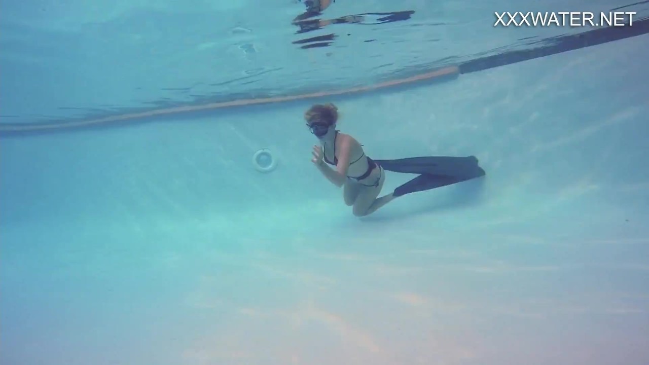Sophie Murena blonde babe masturbating in the pool