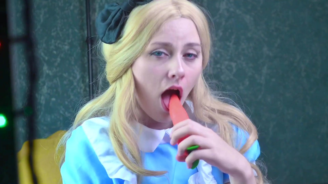 Alice Fucks Her Pussy With White Rabbit Carrot In Wonderland - Spooky Boogie Cosplay