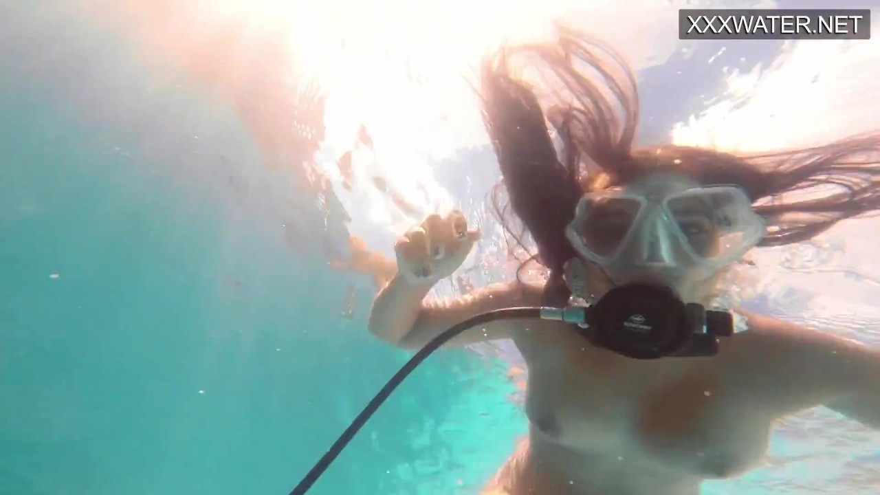 Underwater beautiful body babe Amelie Bruna swimming naked