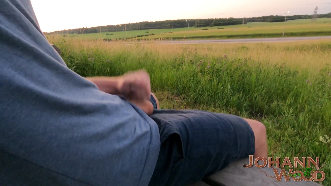 Real risky cumshot right at the jogging track! - Cover the track in cum