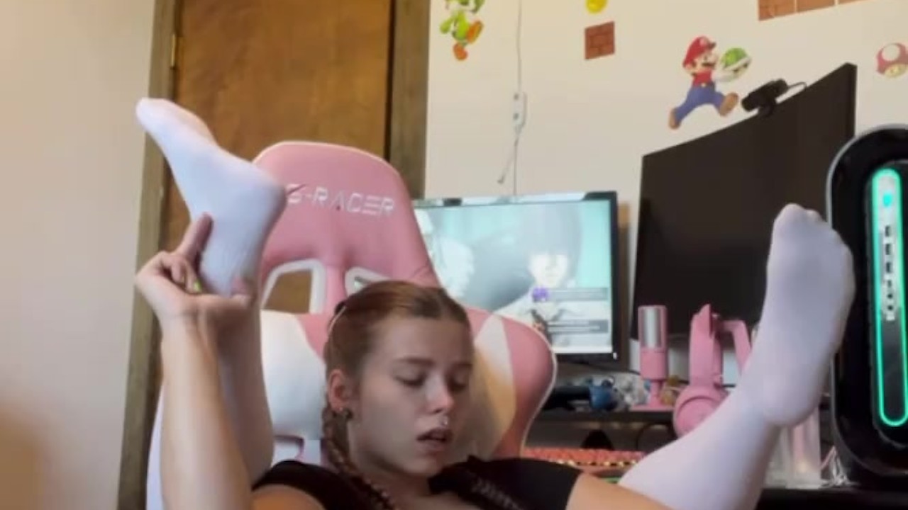 Thicc ass pawg pretzel folds in gaming chair with octopus dildo play