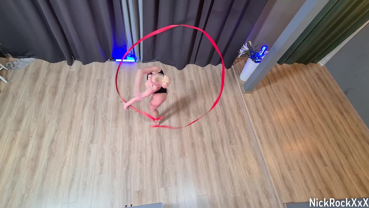 Fucked a gymnast in anal before a concert ! Circus performer Lara Frost