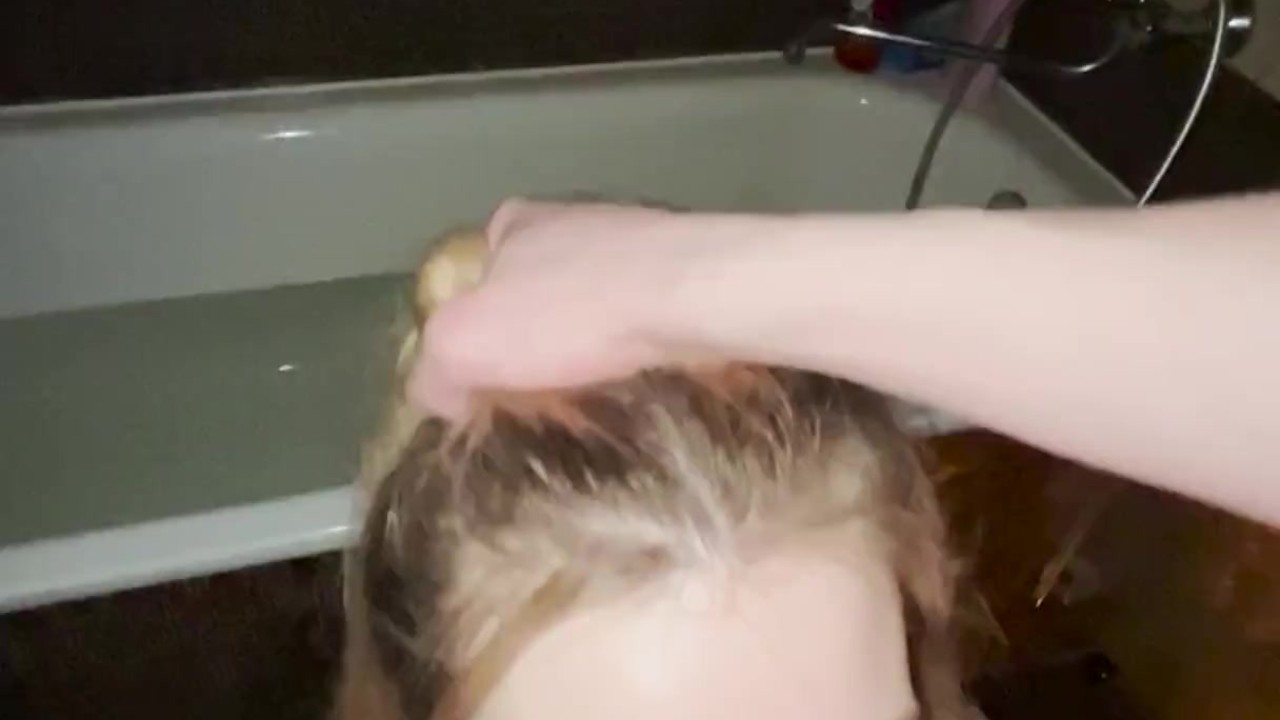 Молодая блондинка 18+ жестко трахается в ванне на вечеринке.