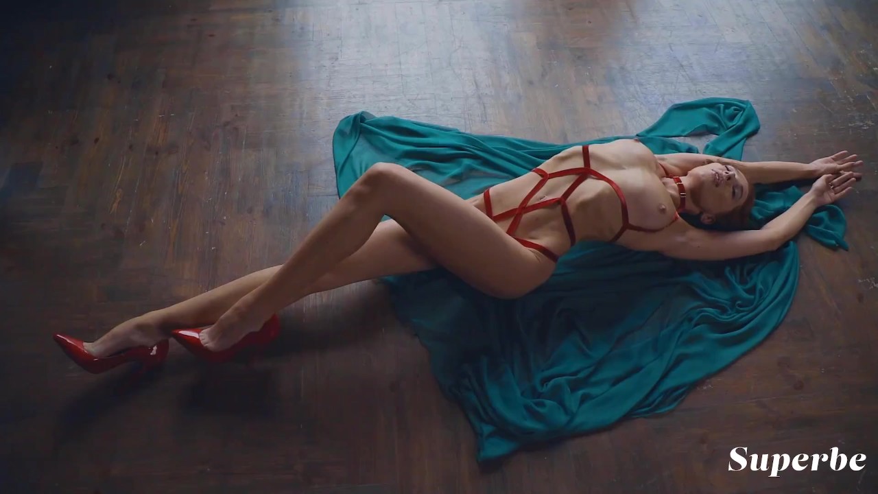 SUPERBE - Perfect Body Vixen Mia Aria Erotic Displays