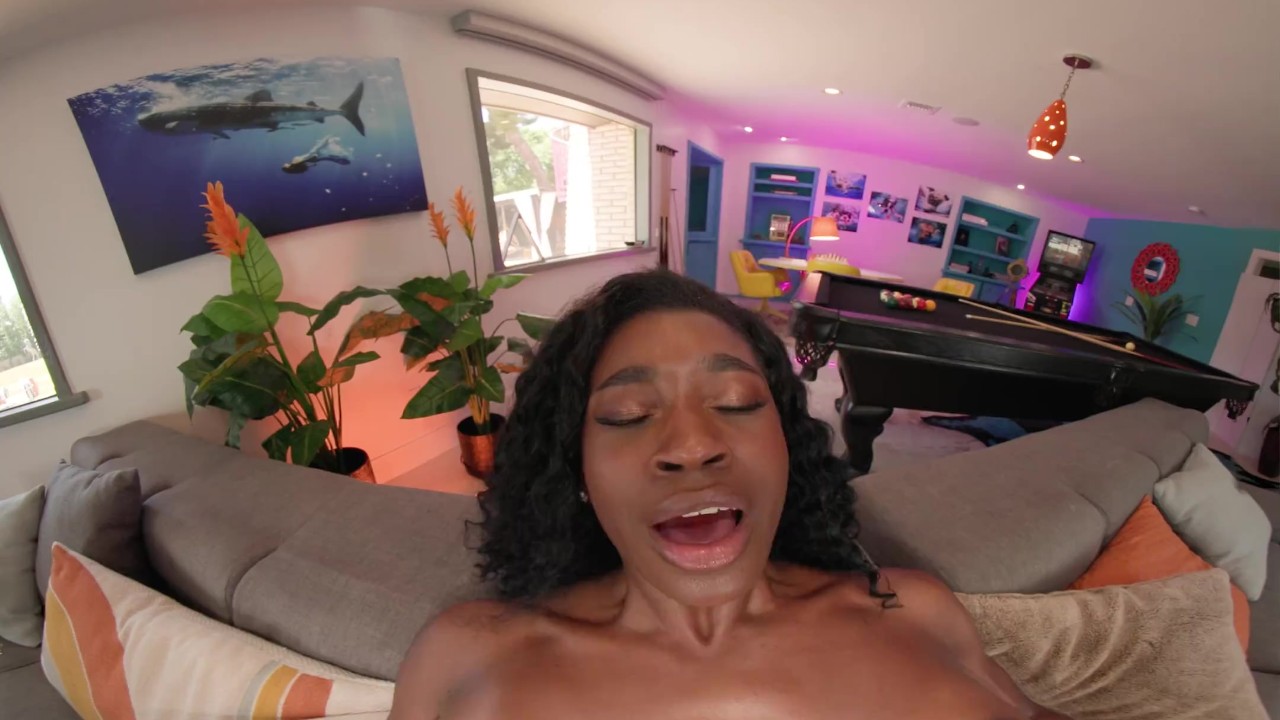 Ebony bombshell plays with her pussy in virtual reality