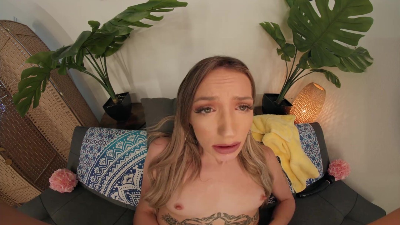 Skinny blonde strips from her bikini and masturbates in VR