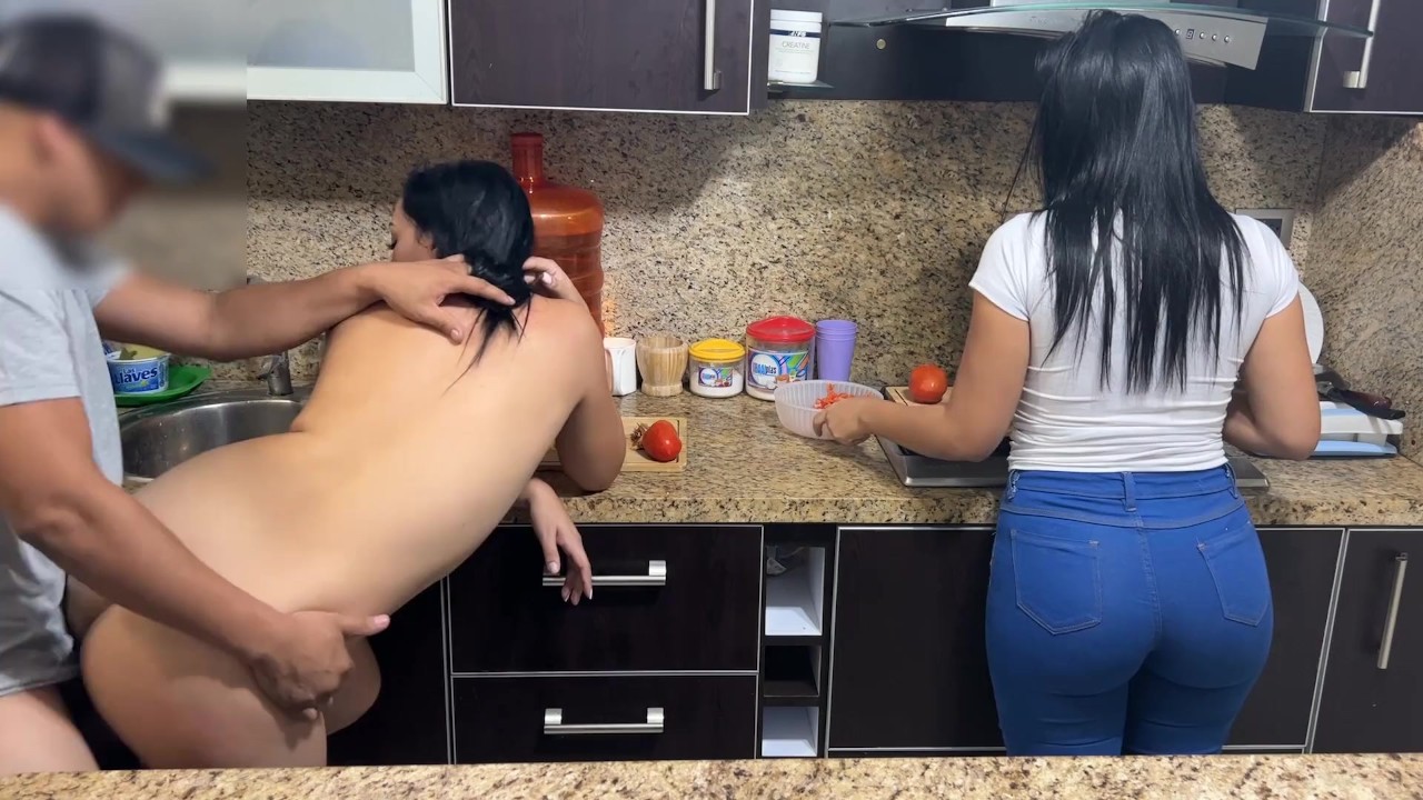Hijastras Hermosas de 18 Años Cocinando Porque Deben de Darles de Comer a su Padrastro